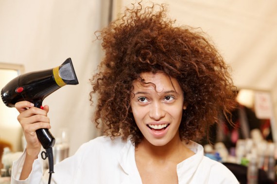 Giữ máy sấy ở nhiệt độ trung bình để mai tóc không khô và rối do tác động nhiệt