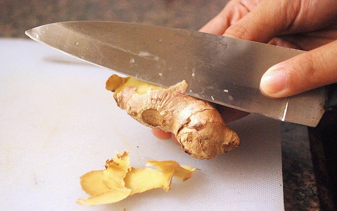 Hướng dẫn làm hand scrub dừa gừng đơn giản
