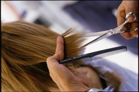 Cắt tỉa tóc đều đặn sẽ giúp tóc phát triển tốt hơn, kích thích tóc nhanh dài