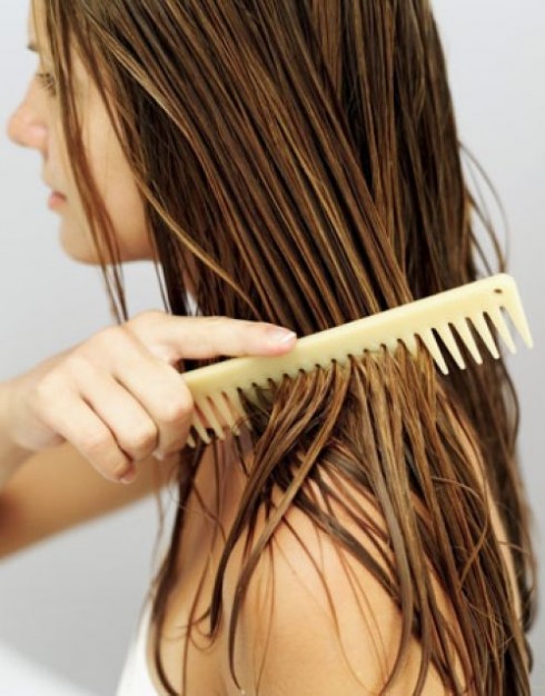 Hạn chế tối đa giật mạnh tóc khi chải để tránh trường hợp tóc gãy rụng