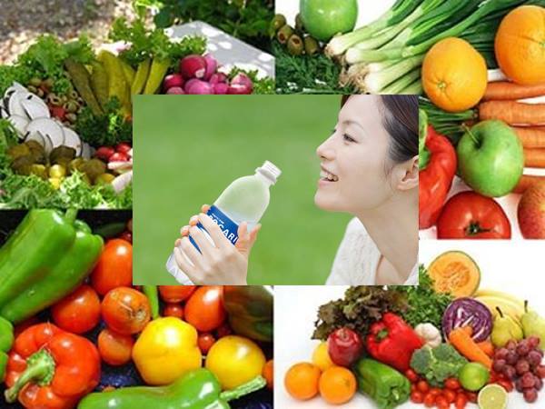 Uống nhiều nước lọc và bổ sung nhiều rau củ quả tốt cho làn da.