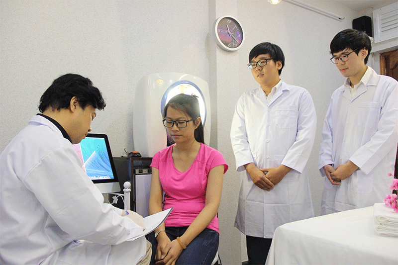 Chuyên gia Hàn Quốc đang tư vấn cách giảm chăm sóc da tại show spa Nguyễn Ảnh Thủ
