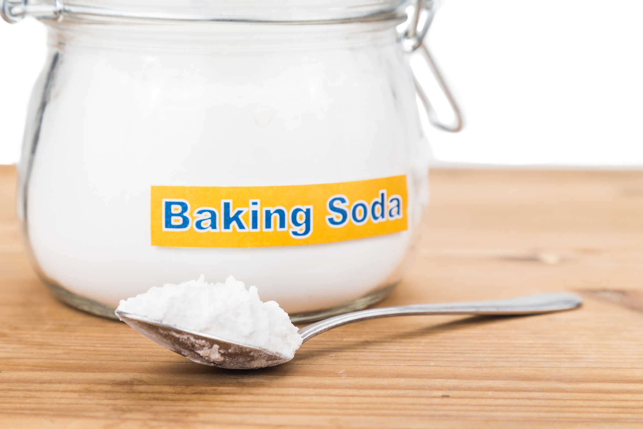 Dùng baking soda để tẩy da chết.