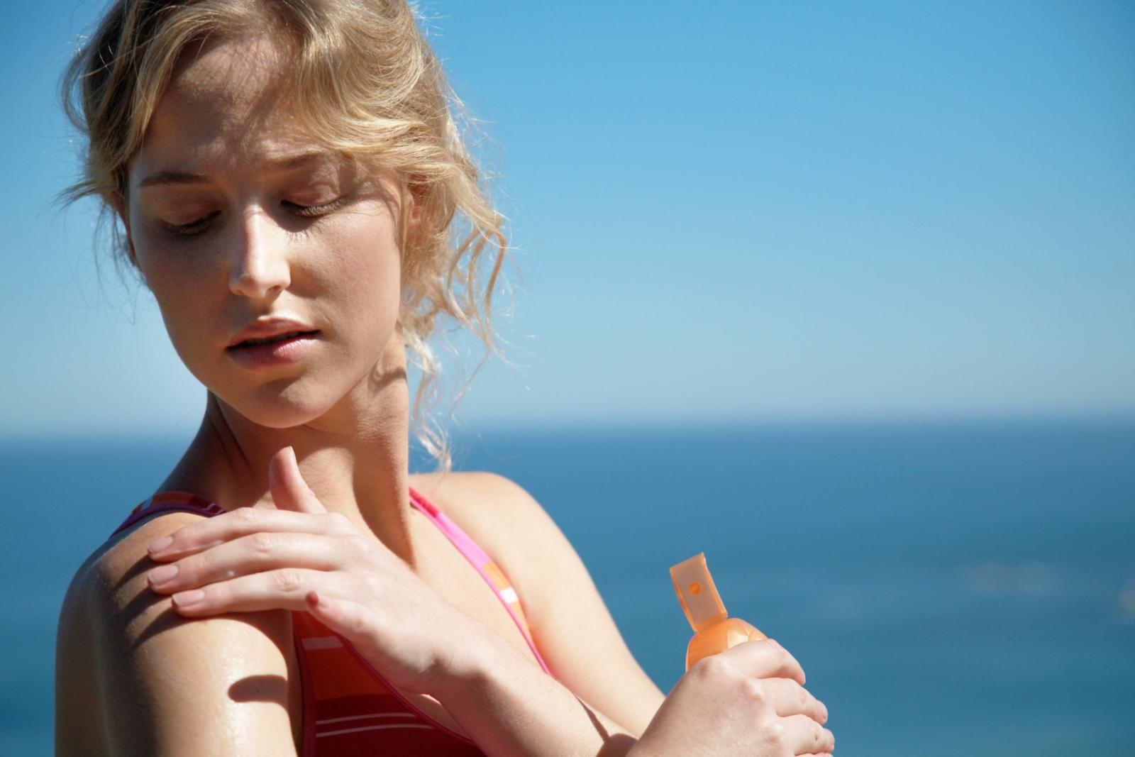 Sử dụng kem chống nắng thường xuyên khi đi ra nắng giúp bảo vệ da hiệu quả
