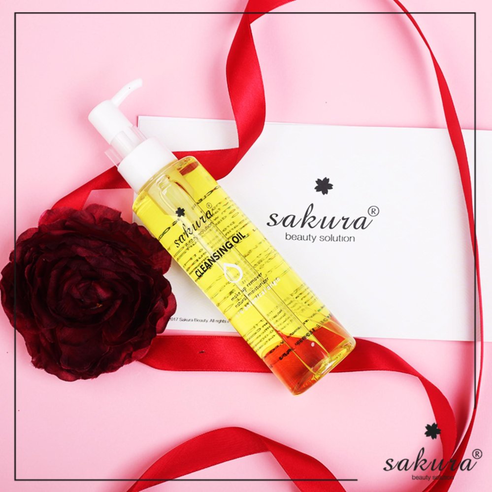 Dầu tẩy trang Sakura Cleansing Oil đem đến sự cân bằng tinh tế khi không chỉ giúp làm sạch bề mặt da, 