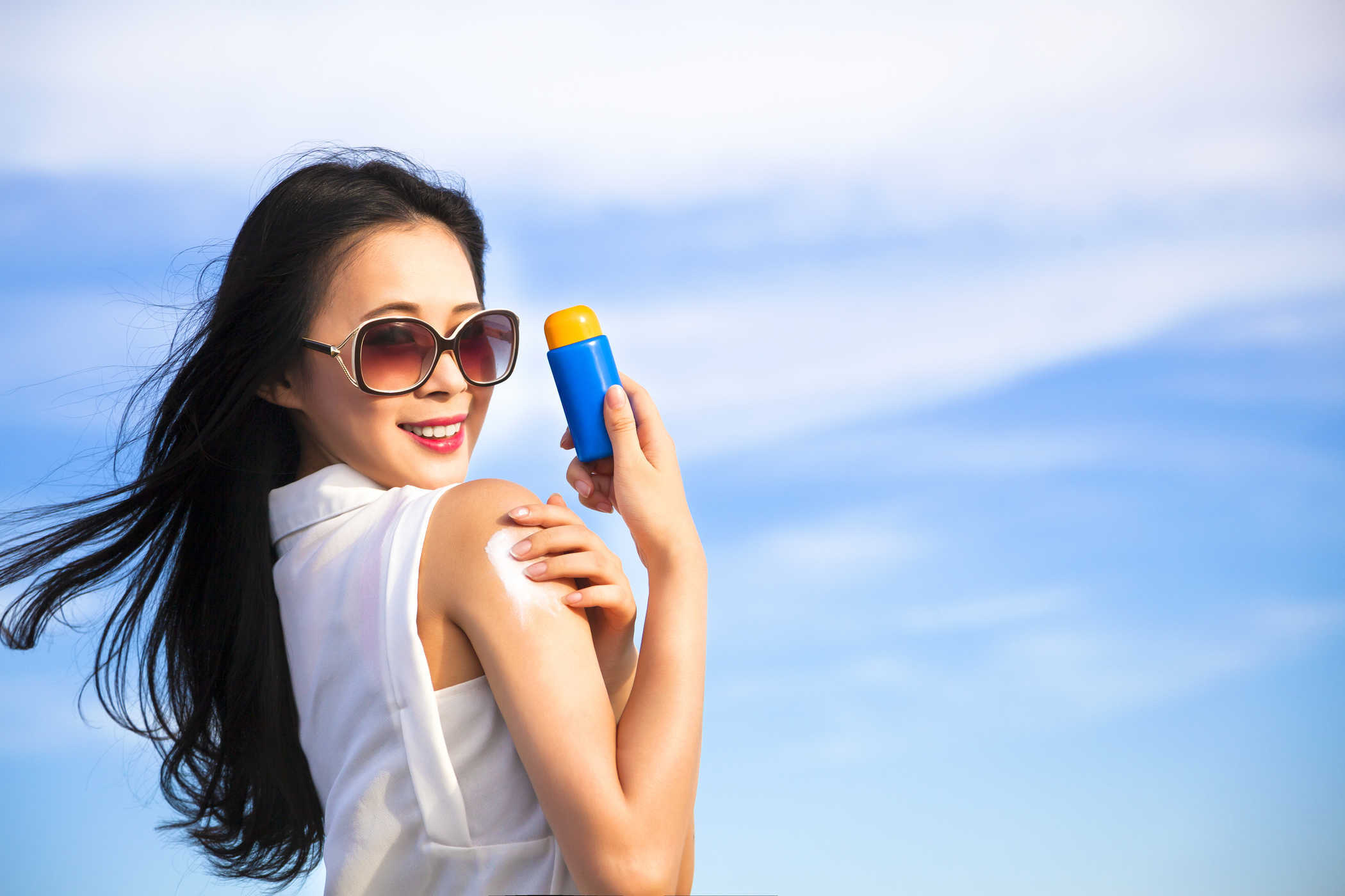 Sử dụng kem chống nắng hằng ngày để ngăn ngừa lão hóa da