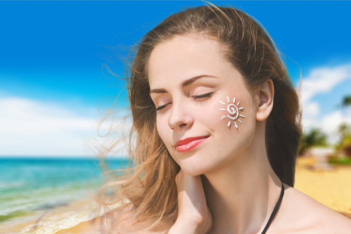 Sử dụng kem chống nắng mỗi ngày bảo vệ da khỏi tác hại của ánh nắng mặt trời