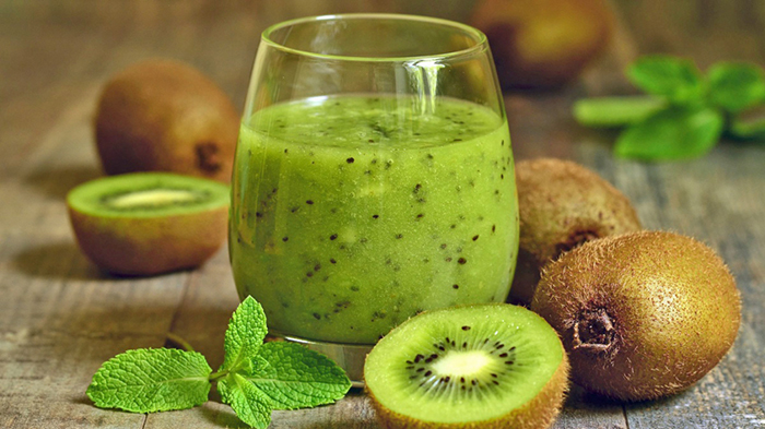 Lượng vitamin C đồi dào trong kiwi sẽ giúp cơ thể sản sinh ra collagen làm da săn chắc