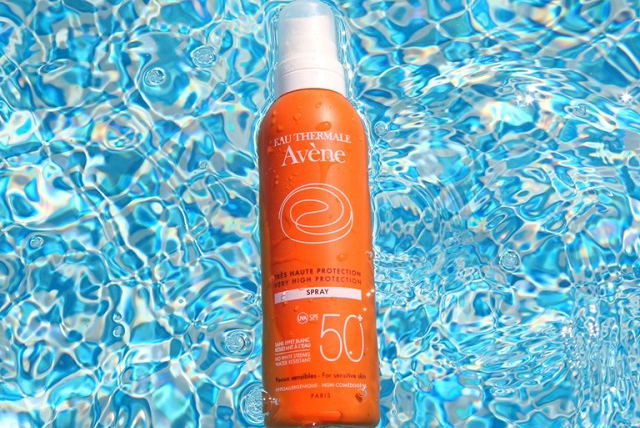Avene – Avene Very High Protection Spray Very Water Resistant SPF 50 là loại kem chống nắng dưỡng trắng da toàn thân tốt nhất thị trường