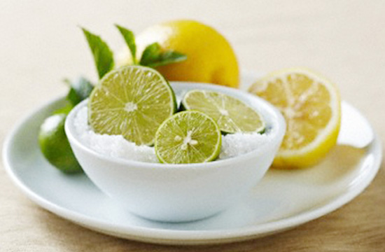 Làm trắng đầu gối và khuỷu tay bằng muối, chanh