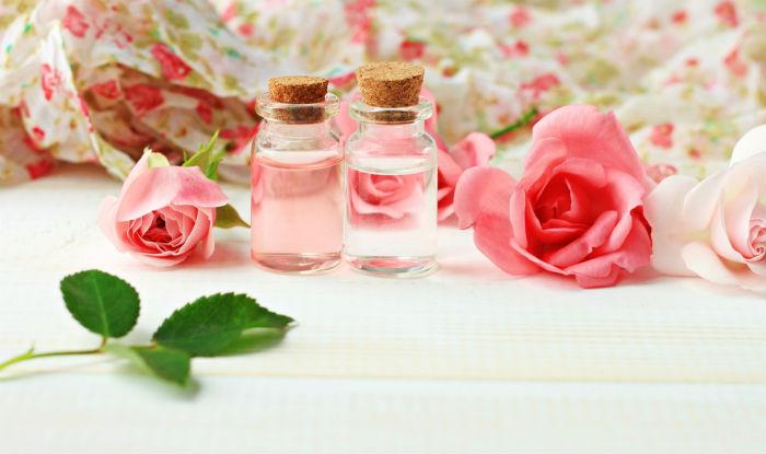 Bí quyết trị tàn nhang bằng nước hoa hồng