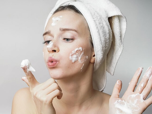 Rửa mặt giúp thông thoáng lỗ chân lông, giúp kem chống nắng phát huy hiệu quả