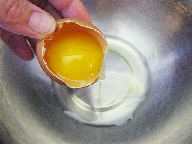 Cách giảm mụn cám bằng lòng trắng trứng gà