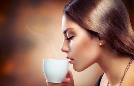 Uống nhiều cà phê là những thói quen xấu có thể gây nám cho làn da