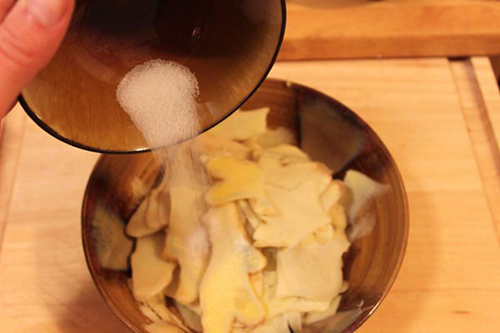 Chườm gừng rang muối