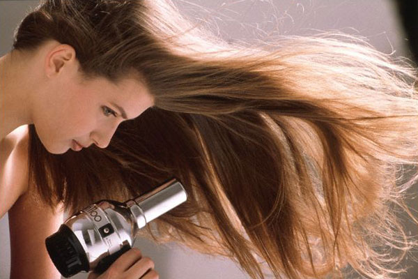 Không thoa dầu dưỡng tóc khi sấy