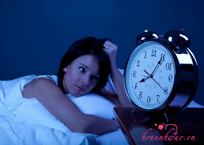Thức khuya là những thói quen xấu có thể gây nám cho làn da