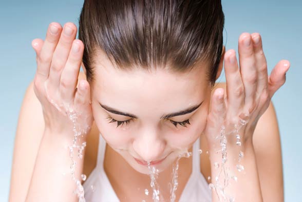 Sử dụng nước lạnh để rửa mặt chống lão hóa