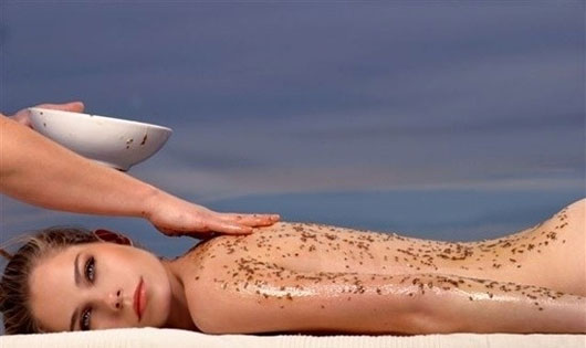 Cách tẩy tế bào da chết kết hợp với tắm trắng bằng bã cà phê