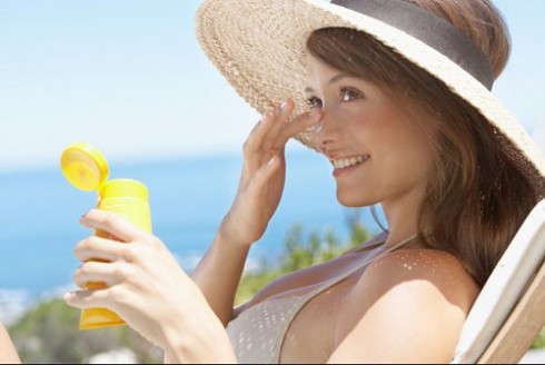 Chống nắng đầy đủ là một trong những bí quyết chăm sóc da mặt bị nám