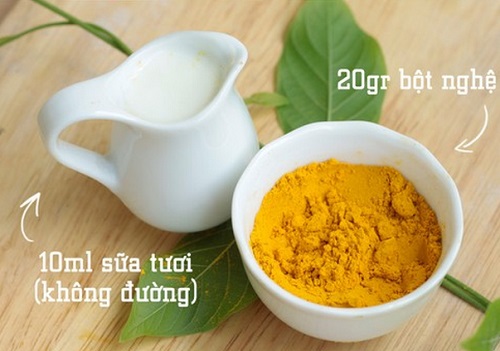Bột nghệ và sữa tươi
