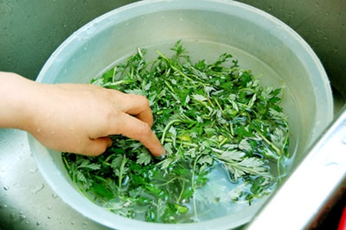 Rửa mặt với ngải cứu