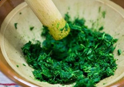 Đắp mặt nạ ngải cứu