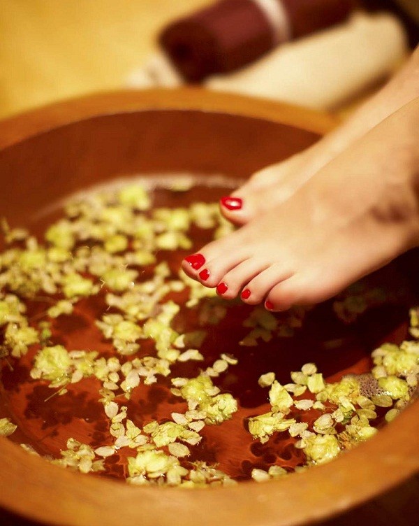 Ngâm chân với nước gừng