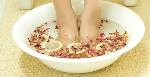Ngâm chân với nước chanh