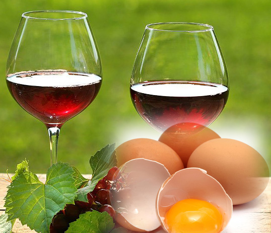 Dùng trứng + rượu vang