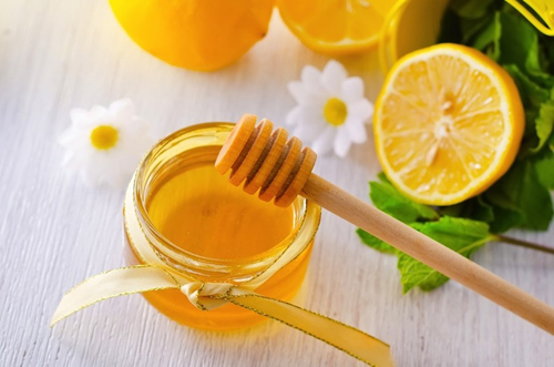 Cách xóa tàn nhang trên mặt bằng mật ong và chanh