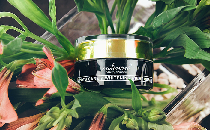 Kem dưỡng trắng da giúp giảm nám ban ngày Sakura Spots Care & Whitening Day Cream.