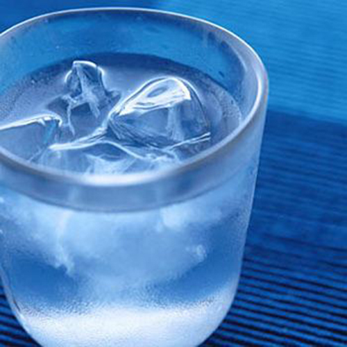 Uống đủ nước là một trong những cách giảm nám da mẹ bầu
