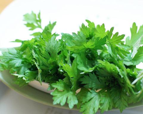 Giảm mỡ bụng nhanh khi chườm muối rang ngải cứu