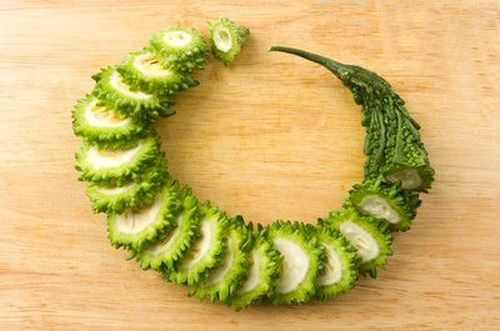 Muốn đẩy mụn ẩn, đừng quên mặt nạ mướp đắng