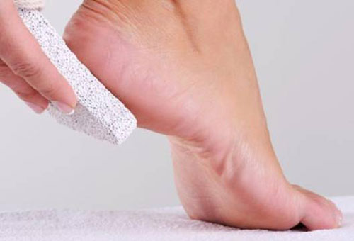 Cách chăm sóc đôi chân mịn màng trong mùa khô