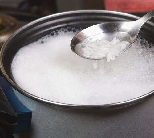Cách làm mặt nạ nước cơm để trẻ ra chục tuổi