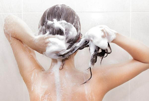 Dầu gội khô thường xuyên có gây hại cho tóc?