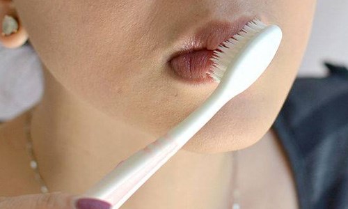 Môi đỏ mọng như em bé với 2 cách đơn giản không tốn tiền