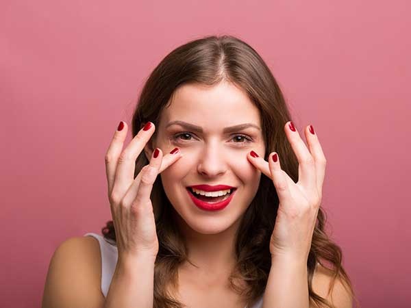 Năm bước mát-xa siêu nhanh giúp bạn đánh tan quầng thâm mắt