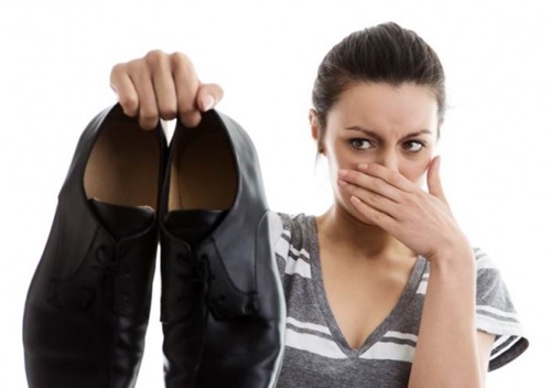 Nhúng miếng bông vào rượu rồi để vào đôi giày, mẹo hay nhất định bạn gái nào cũng phải biết
