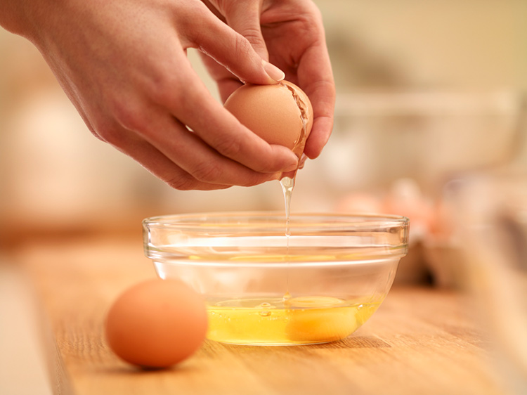 Cách loại bỏ ’vết chân chim’ quanh mắt