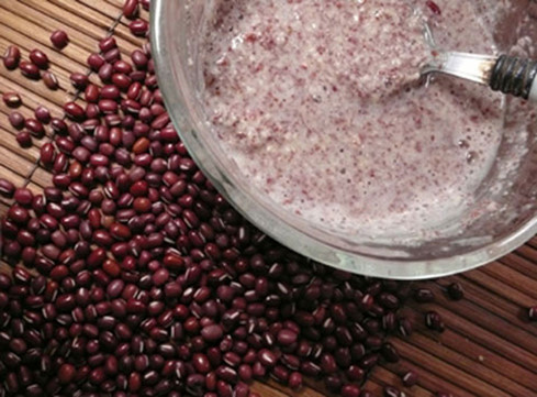 Trộn sữa tươi với bột đậu đỏ, da trắng nõn nà căng mướt