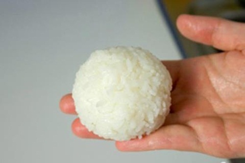 Trị hôi nách bằng cơm nóng, lạ nhưng vô cùng hiệu quả
