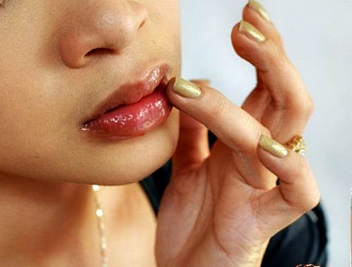 Môi thâm sạm đến đâu cũng trở nên hồng hào, tươi tắn sau 3 tuần với gel nha đam và vitamin E