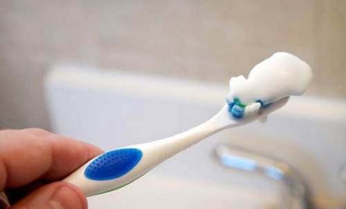 Chà thứ này 2 phút, răng ố vàng phải trắng sáng ngay lập tức