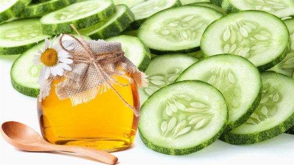 Làn da trắng mịn, se khít lỗ chân lông với nửa quả dưa chuột