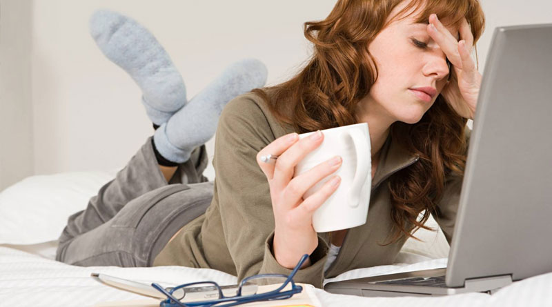 NHỮNG TÁC HẠI VỚI LÀN DA KHI NGỒI MÁY TÍNH NHIỀU VÀ CÁCH KHẮC PHỤC TỐT NHẤT