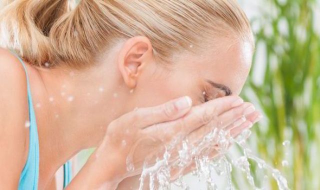 TRỊ “SẠCH” MỤN BẰNG NƯỚC MUỐI SINH LÍ ĐÚNG CÁCH, AN TOÀN, HIỆU QUẢ CAO