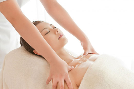 Lợi ích của massage ngực